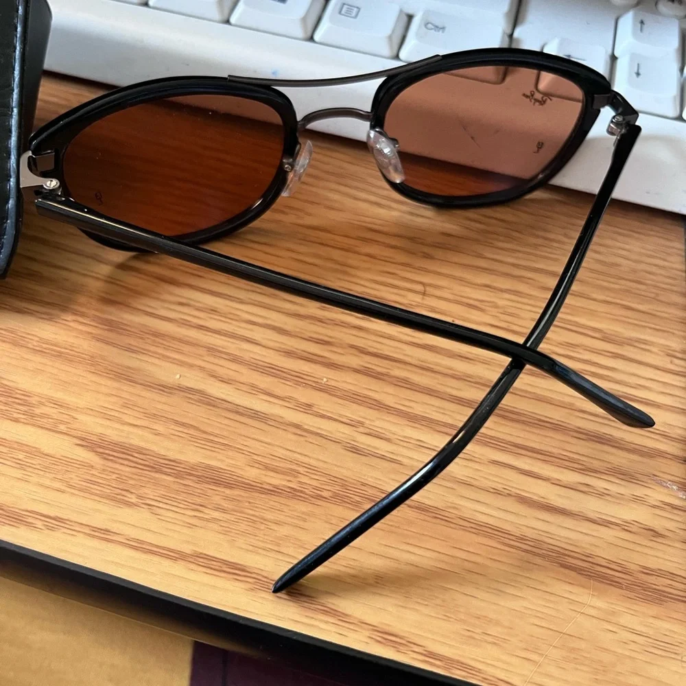 Ray-Ban Unisex Sunglasses with Case. - Picture 9 of 10